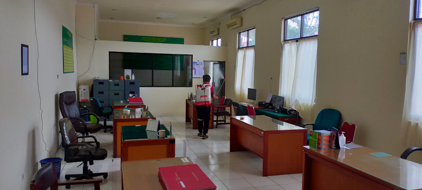 Penyemprotan Disinfektan Gedung Kantor Pengadilan Tinggi Makassar